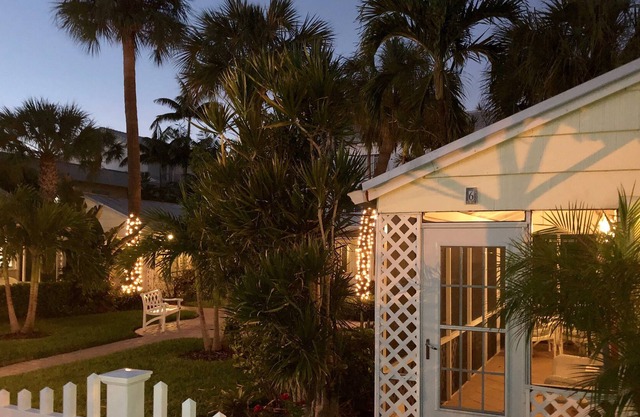 Romantic getaway! Historic cottage 2 blocks to beach
