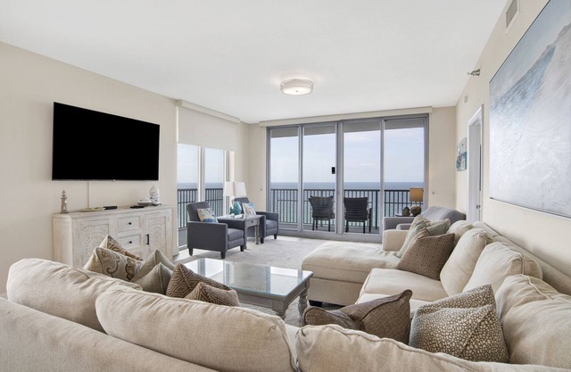 Spacious Gulf-front condo w. direct beach access, great pool