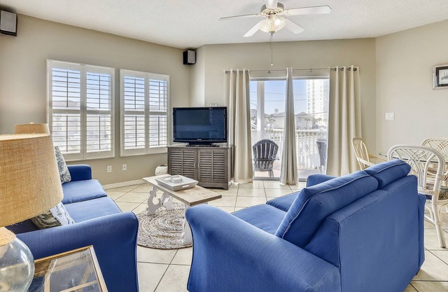 SPC 9206- Gorgeous 1 BR - sleeps 6 by RedAwning