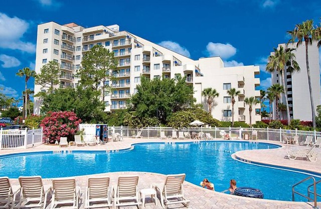 Studio condo with views of Volcano Bay. Great Location. Pool and Hot tub