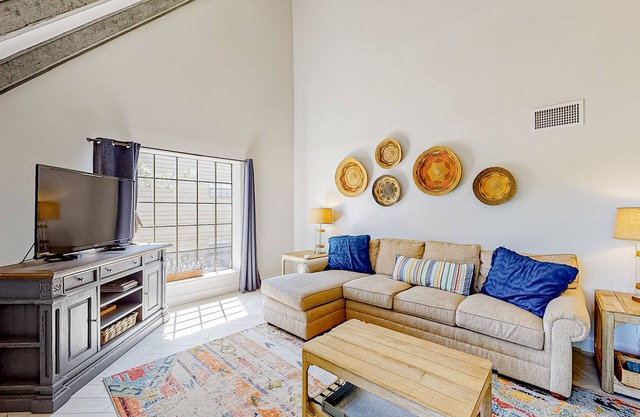 Stylish getaway with shared pool, central AC, washer/dryer - snowbirds welcome