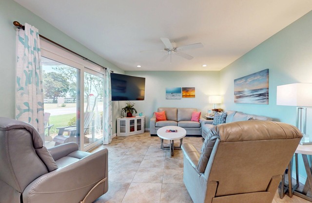 Sunny condo with lake views, outdoor pool, fast WiFi, tennis & central AC