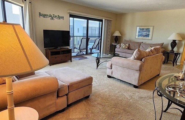 This penthouse vacation rental condo boasts 1400 sq. feet of living area and.