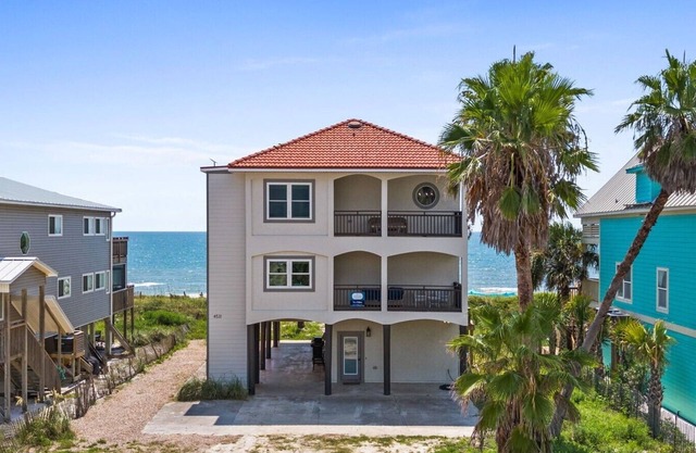 Twin Palms: 4 Bedroom Beachfront Home on North Cape- Sleeps 12 and Pet Friendly!