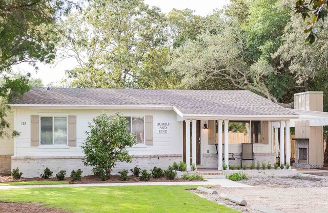Updated Beach Cottage. Easy Drive to the Beach! Close to Dining!
