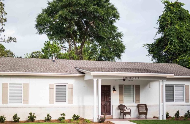 Updated Cottage in Renovated Private Community.