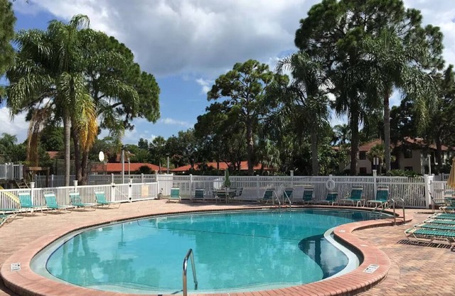 Vacation Day Is Always A Great Idea! 3 Convenient Units, Outdoor Pool, Clubhouse