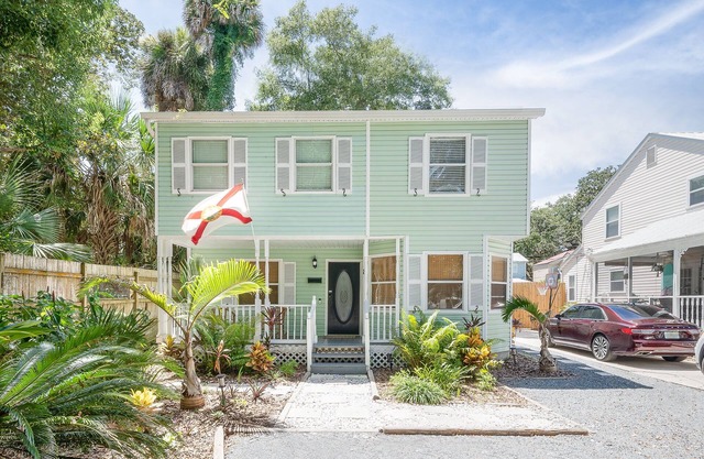 Walkable Uptown, Kids Playhouse, Close to Beach!