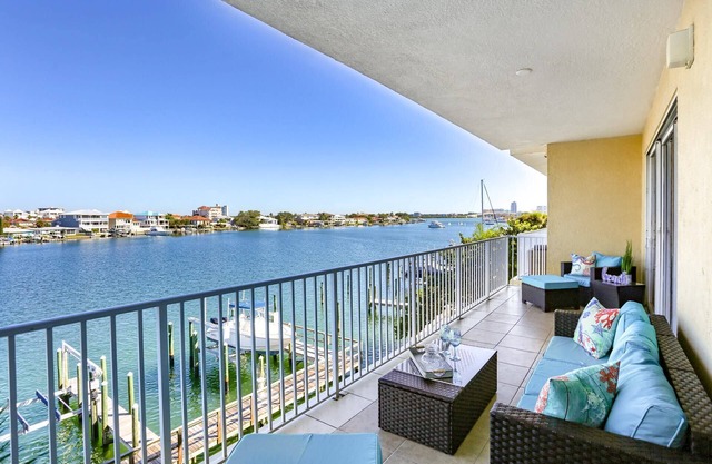 Waterfront & Family Friendly, Gourmet Kitchen, Huge Balcony, Pool, FREE Activities! ~ 304 Bay Harbor