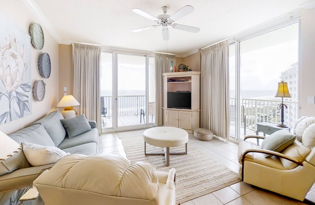 Well-appointed condo with amazing views, pool, & hot tub - Close to beach