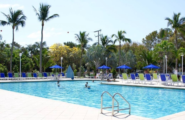 Your Home Away From Home! Free Parking and Bike Rental, Tennis Court, Hot Tub