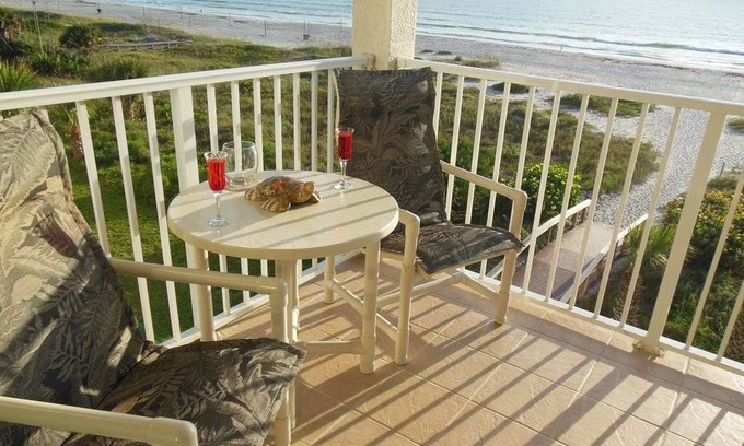 Cocoa Isles Condo | 121 m² Condo ∙ 2 bedrooms ∙ 6 guests