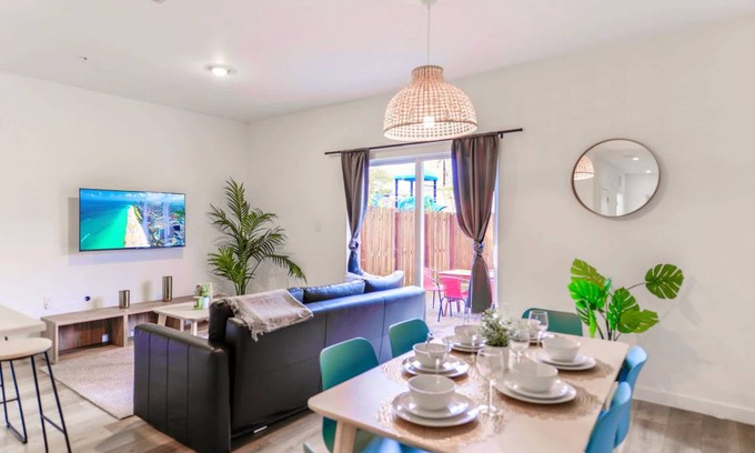 Golden Glades House | 128 m² House ∙ 3 bedrooms ∙ 8 guests