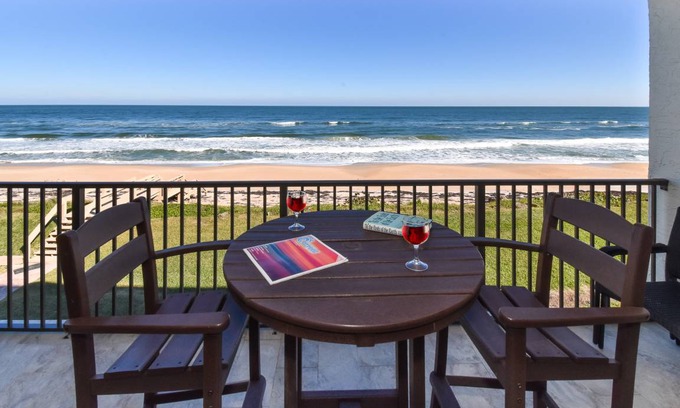 Bethune Beach Condo | 131 m² Condo ∙ 3 bedrooms ∙ 6 guests