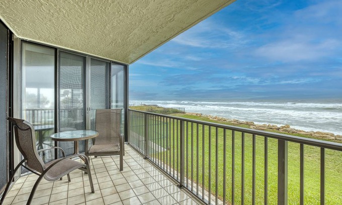 Bethune Beach Condo | 131 m² Condo ∙ 3 bedrooms ∙ 8 guests