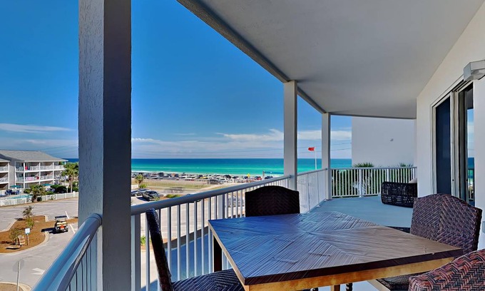 Avalon Beach Estates Condo | 159 m² Condo ∙ 3 bedrooms ∙ 10 guests