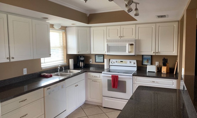 Siesta Key Condo | 2 Bed 2 Bath - Sleeps 4 Mandatory 2 month minimum Stay