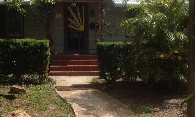 Historic Kenwood House | 2 Bedroom, 1 Bath, Nice quiet area, 1.6 miles to Tropicana Field