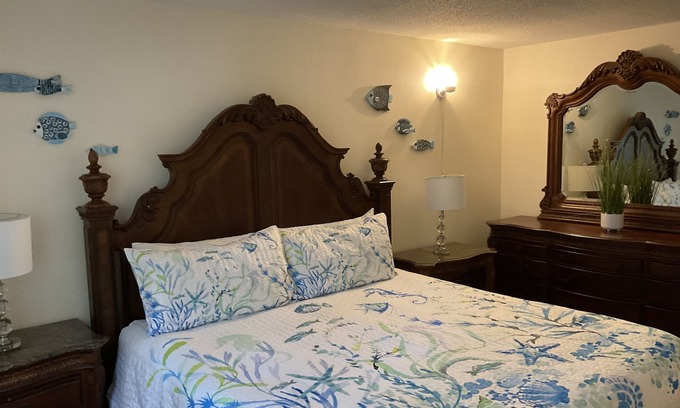 Sarasota Apartment | 2 min walk to LIDO BEACH & approx 5-7 min walk to ST ARMANDS CIRCLE