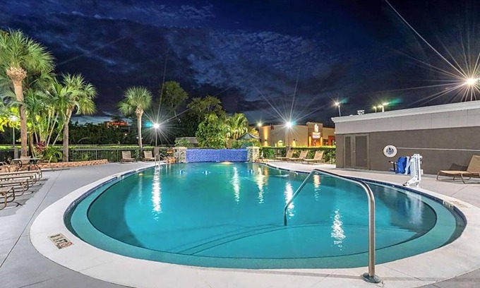 Clearwater Hotel | 2-Star Hotel ∙ Comfort Inn & Suites St Pete - Clearwater International Airport
