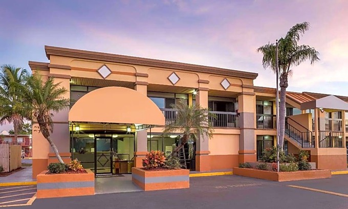 Fort Myers Hotel | 2-Star Hotel ∙ Travelodge by Wyndham Fort Myers North