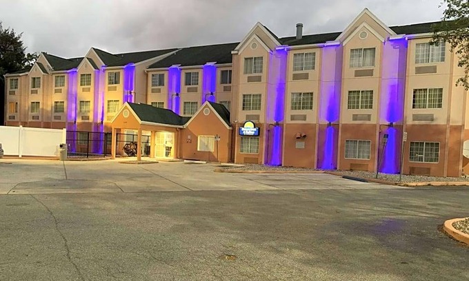 Pinecrest West Park Hotel | 2-Star Hotel ∙ Days Inn & Suites by Wyndham Tampa/Raymond James Stadium