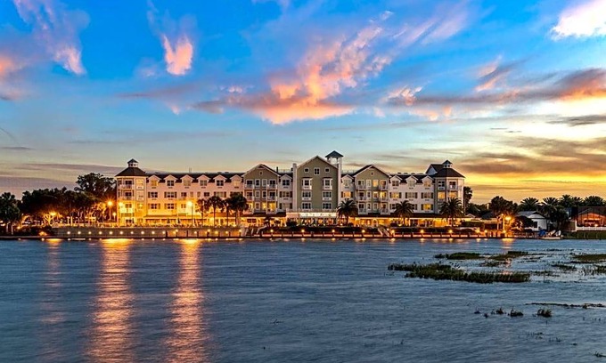 Lake Sumter Landing Hotel | 3-Star Hotel ∙ The Waterfront Inn