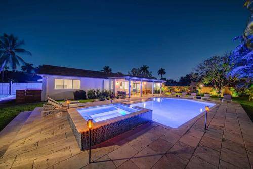 Golden Glades Villa | 325 m² Villa ∙ 7 bedrooms ∙ 18 guests