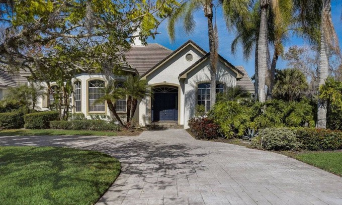 The Meadows House | 341 m² House ∙ 4 bedrooms ∙ 8 guests