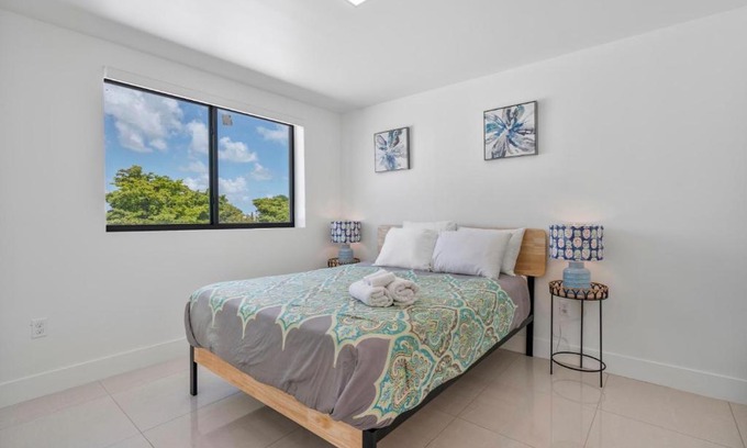 Coral Way Apartment | 3mi to Downtown Miami 7mi to South Beach 2BDR -302-