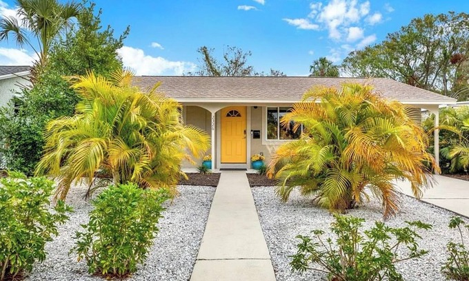 Bayview House | 4-bedroom house in charming St. Petersburg