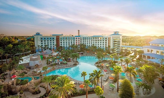 Florida Center Hotel | 4-Star Hotel ∙ Universal's Loews Sapphire Falls Resort