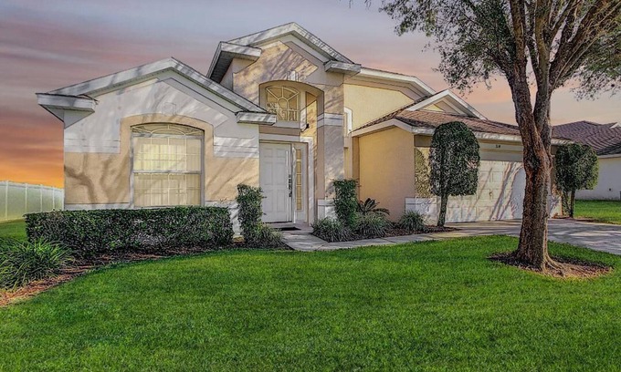 Davenport House | ALWAYS FREE POOL AND SPA HEAT - Disney fireworks from pool/spa, Orange grove