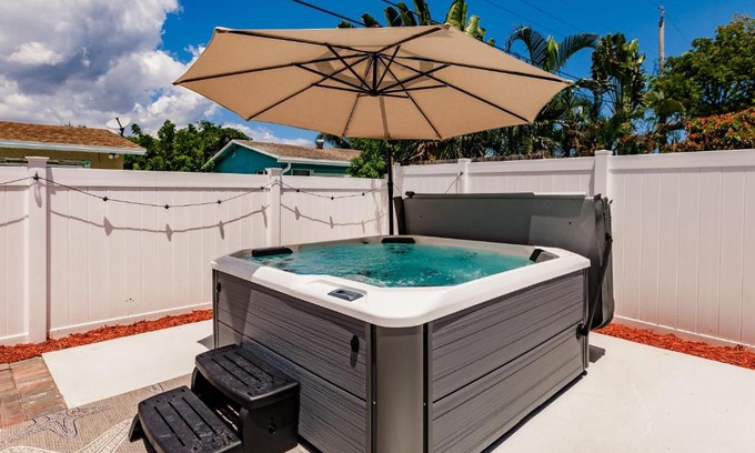 Pompano Beach House | Aquamarine Abode - Cozy Design Hot Tub and Yard