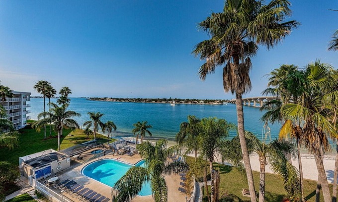 St. Petersburg Condo | Bahia Vista 'Sea' Life's Beauty
