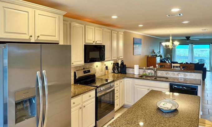 Villa Sabine Condo | Beach Daze! โค๏ธ Heart of Pcola Beach! ๐๏ธ Veteran owned.๐บ๐ธ