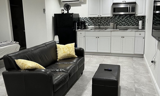 Cutler Bay Apartment | Beautiful Miami Pool Lake Studio