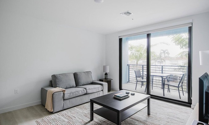 Little Ranches Apartment | Blueground | Hollywood, pool & w/d, nr beach