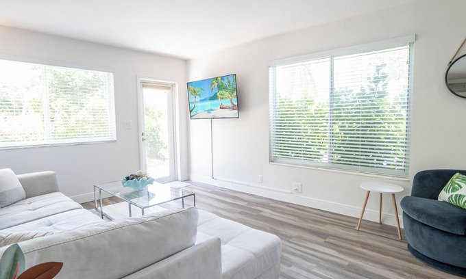 Santa Barbara Estates Apartment | Boutique Retreat Tastefully Renovated Centrally Located