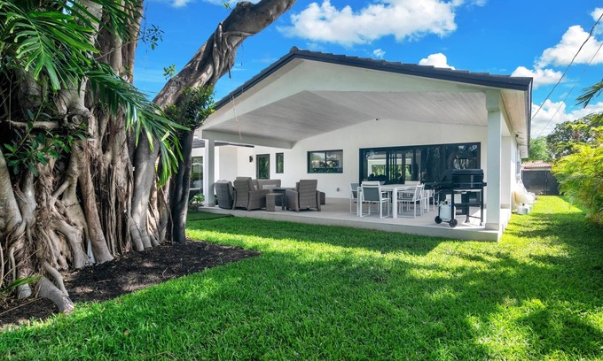 Biscayne Park House | Breathtaking Miami Pool