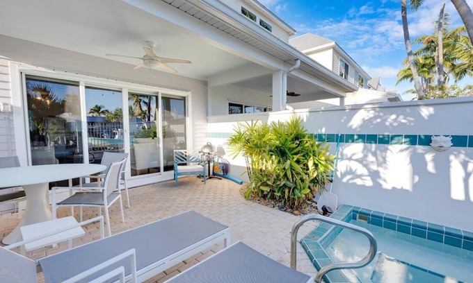 Marathon House | Canalside 2BR/2.5BA Conch Villa 7027 with Spa Tub: Village at Hawks Cay Villas