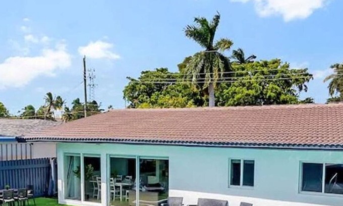North Central Hollywood House | Casa Utopia Waterfront Pool 15 min to Beach