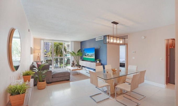 Hollywood South Central Beach Condo | Charming Condo with Relaxing Vibes at Tides - CS57
