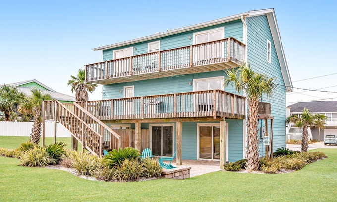Toilla Segunda House | Charming home with high-speed WiFi & Gulf views - one block to beach!