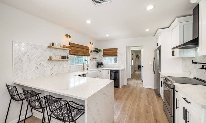 Old Seminole Heights House | Clean & Centrally located to Busch Gardens USF Tampa Zoo Family & Pet Friendly