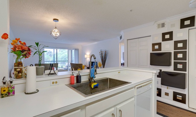 Feather Sound Condo | Clearwater Condo w/Community Pool Access