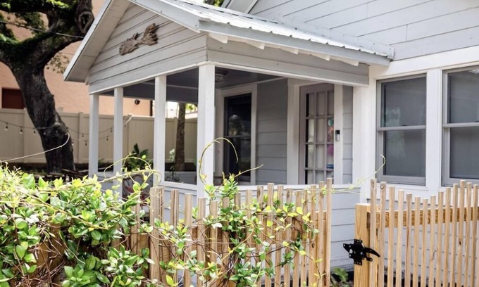 Krulder House | Cozy Beachside Bungalow