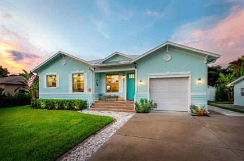 Naples Villa | Cozy Coastal Cottage at Naples Bay, Pickleball, Botanical Garden