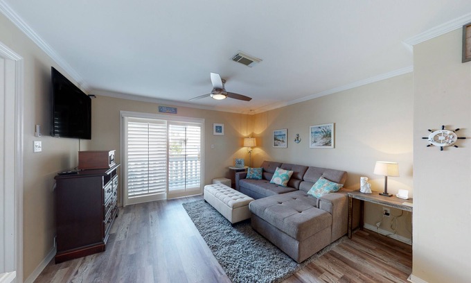 Fort Walton Beach Condo | Cozy coastal condo close to beach access with shared pool, WiFi, & central AC