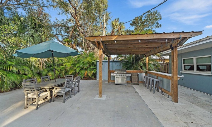 Alta Vista House | Cozy Cottage with Huge Patio full of Activities - Located right on Legacy Trail!
